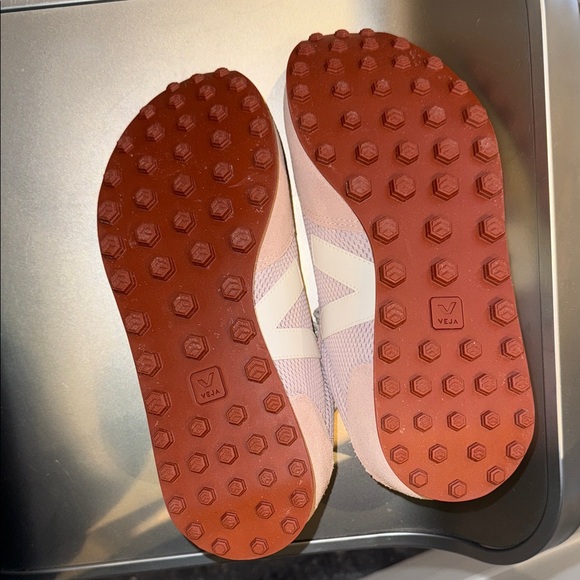 Brand new and never worn Veja  Women's Rio Branco low top Sneakers - Picture 7 of 8